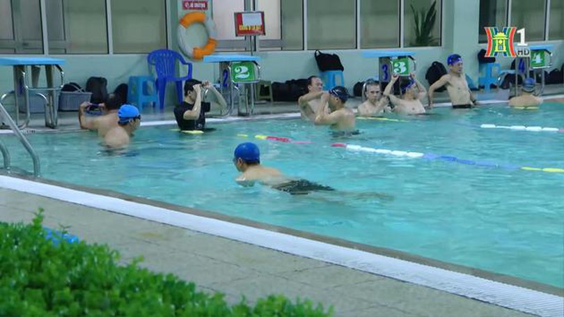 Thú vui đi bơi mùa đông của người Hà Nội