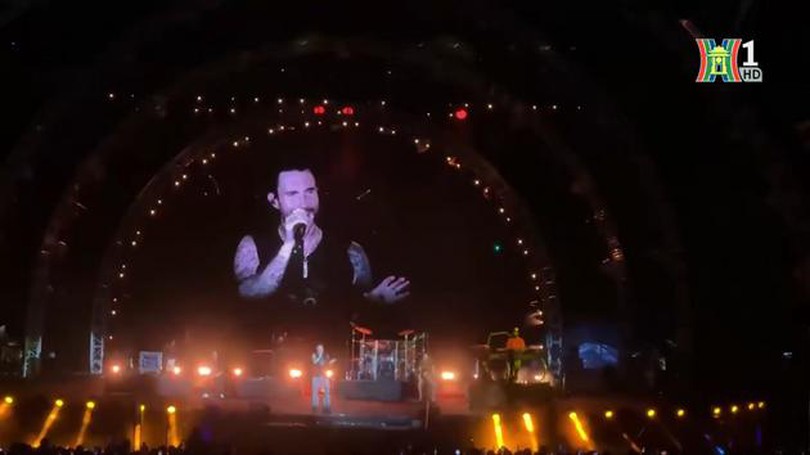 Maroon 5 'cháy' hết mình với khán giả Việt