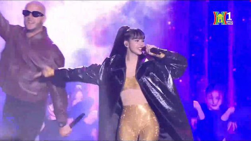 Lisa lần đầu diễn live cùng DJ Snake