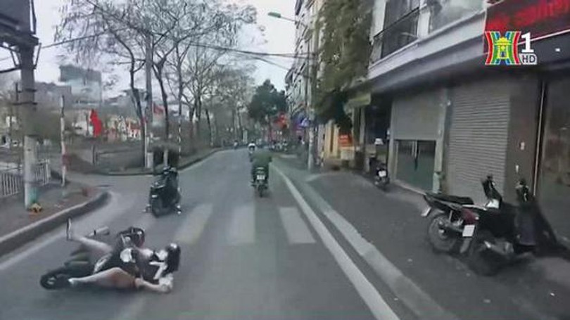 May mắn thoát nạn dù bất ngờ ngã ngay đầu ô tô