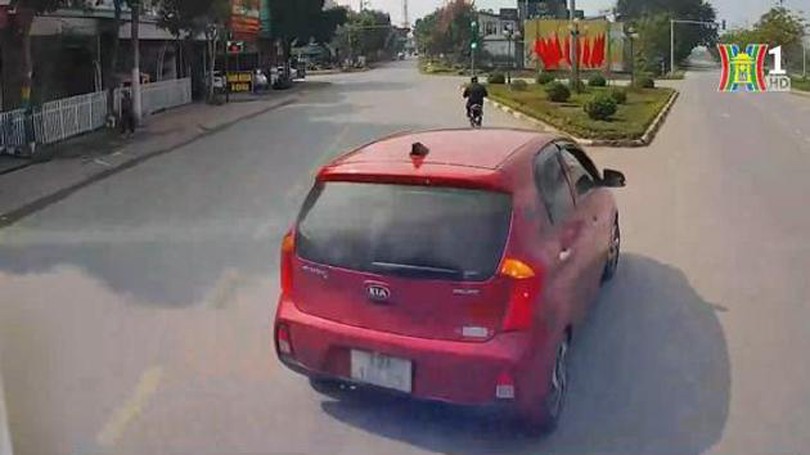 Ô tô con tạt đầu xe khách do chuyển hướng gấp