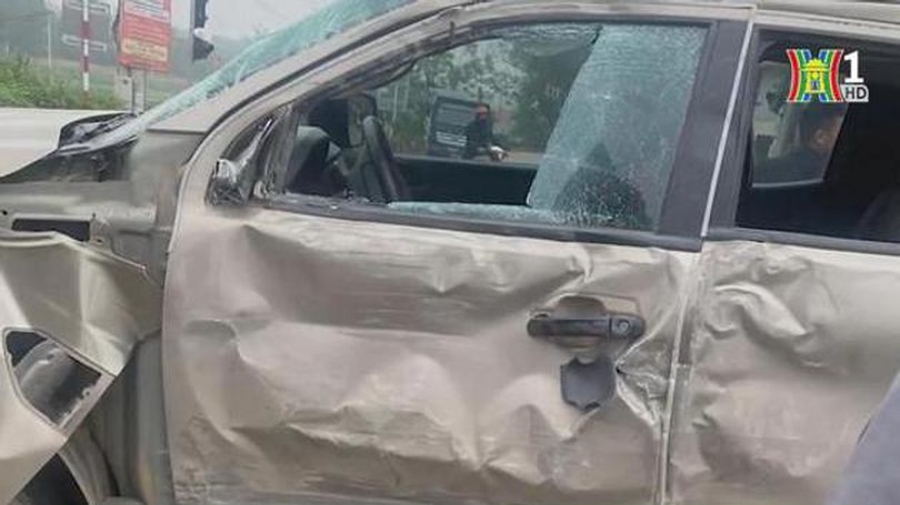 Chuyển làn thiếu quan sát, xe bán tải bị tông móp hông