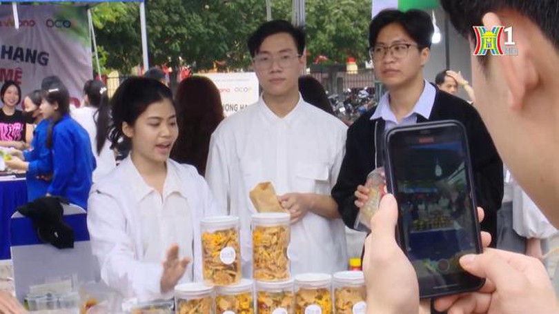Thanh niên livestream hỗ trợ bán hàng trên nền tảng số | Cải cách hành chính | 03/04/2024