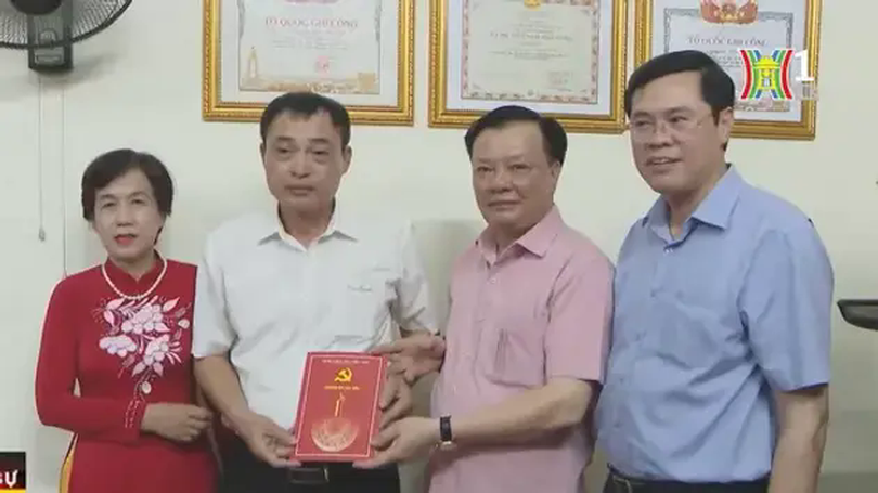 Bí thư Thành ủy thăm hỏi, tặng quà chiến sĩ Điện Biên