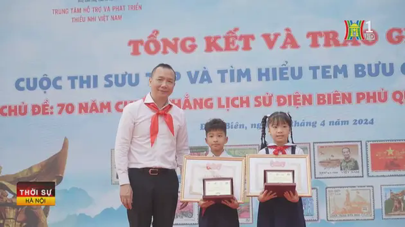 Học sinh tìm hiểu tem chủ đề Chiến thắng Điện Biên Phủ