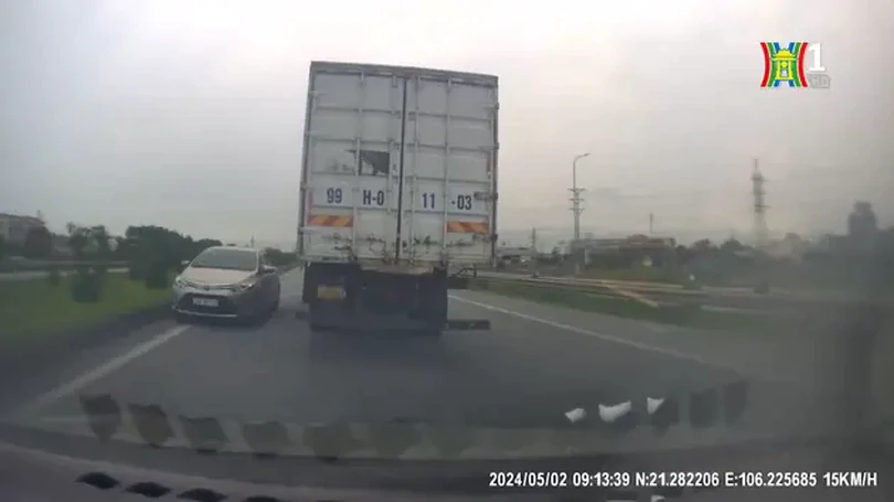 Lái xe bất chấp an toàn đi ngược chiều trên cao tốc