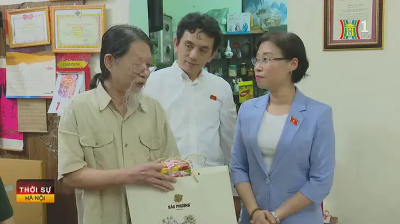 Đoàn Đại biểu Quốc hội tặng quà chiến sĩ Điện Biên