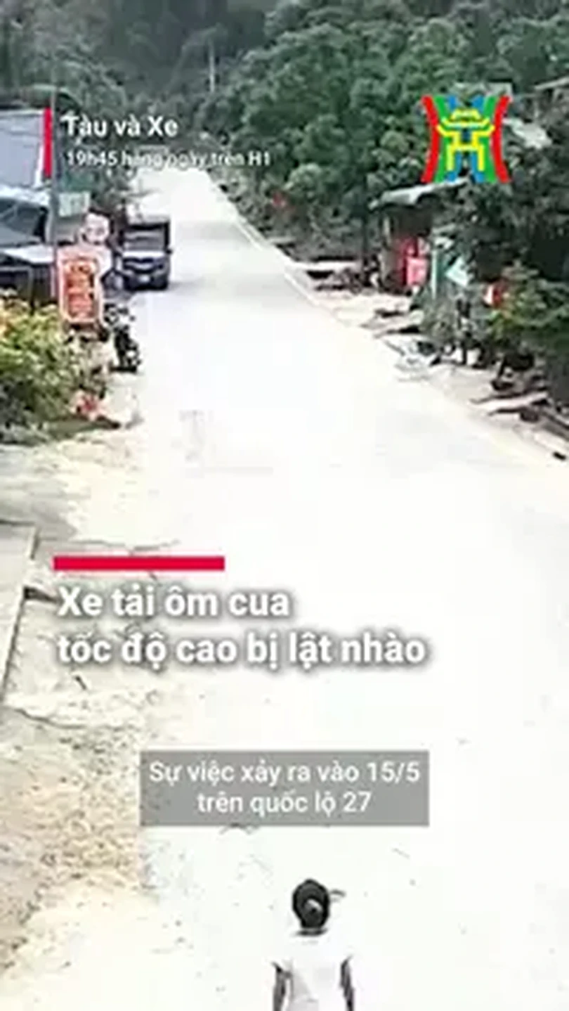 Xe tải ôm cua tốc độ cao bị lật nhào
