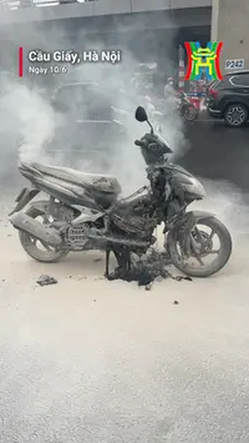 Xe đang lưu thông trên đường bất ngờ bốc cháy