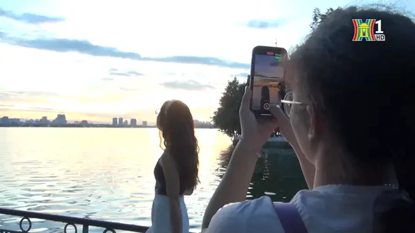 Ngắm hoàng hôn ở Hồ Tây