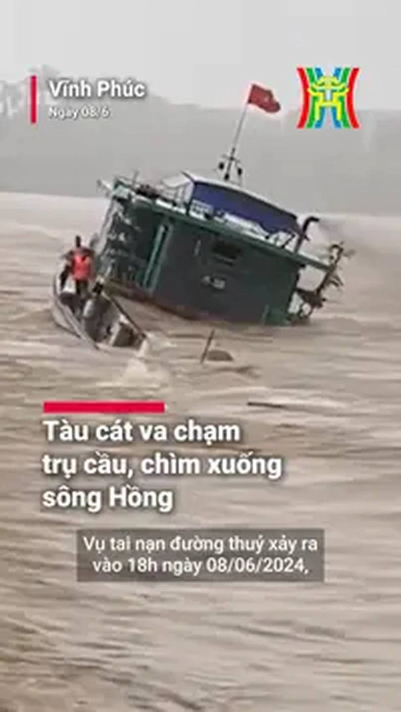 Tàu cát va chạm trụ cầu, chìm xuống sông Hồng