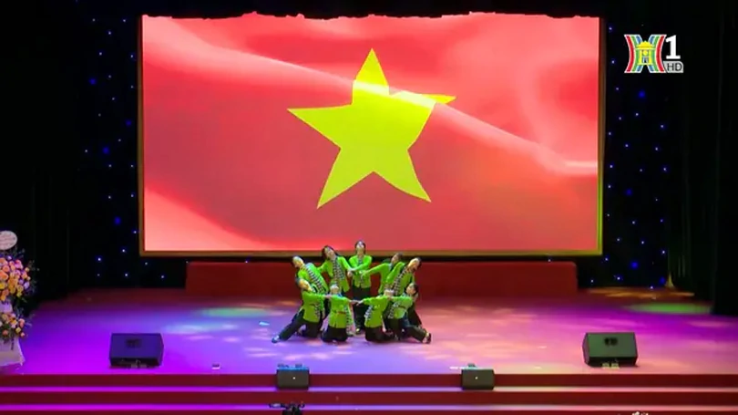 Cô gái mở đường