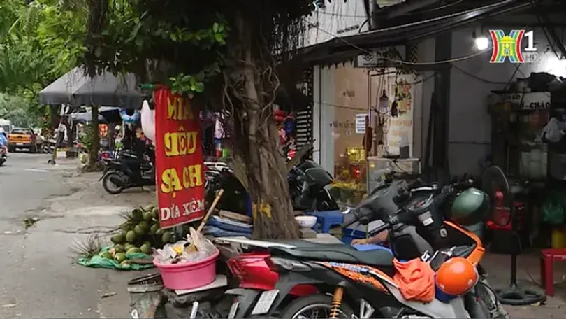 Hè phố Thái Thịnh không còn lối cho người đi bộ