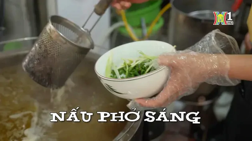 Nấu phở sáng | Nhịp sống Hà Nội | 09/07/2024