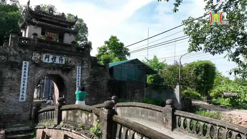 Chuyện kể dưới cổng làng