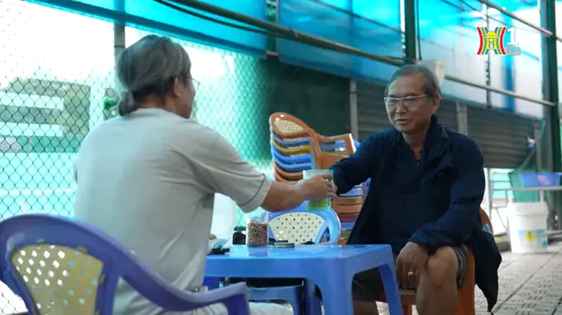 Uống bia hơi bao cấp chỉ có ở Hà Nội