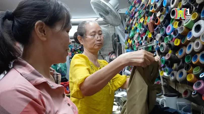 Thú vị nghề làm mới những bộ trang phục cũ