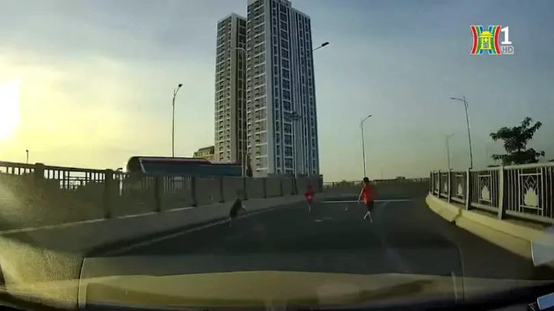 Nguy hiểm khi để trẻ nhỏ chơi trên cầu vượt