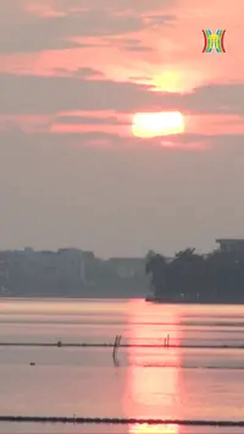 Ngắm bình minh hồ Tây sang thu