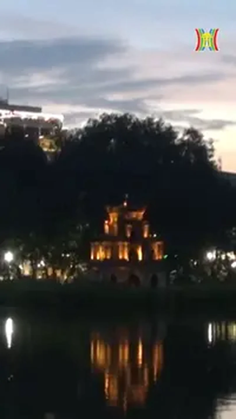 Hồ Gươm lung linh về đêm