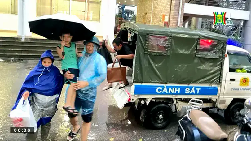 Quận Hai Bà Trưng đưa dân đến nơi tránh bão an toàn