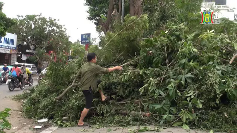 Người dân chủ động thu dọn, vệ sinh sau bão