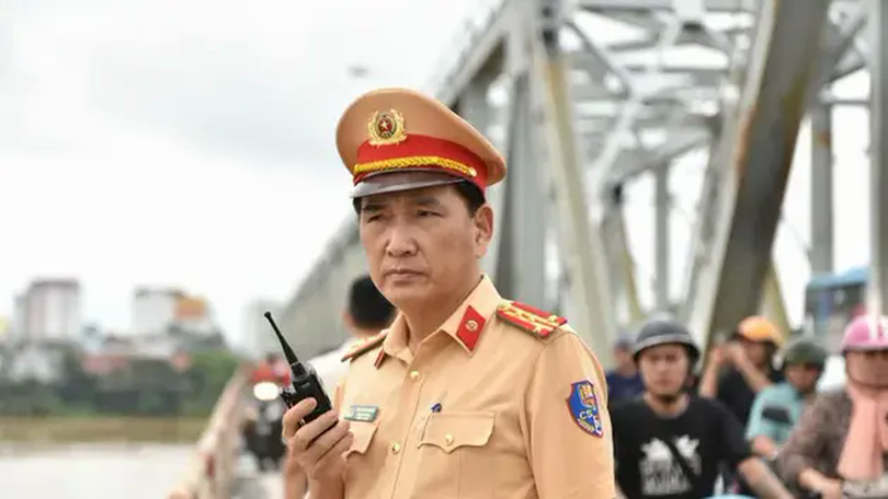 CSGT Hà Nội kịp thời cứu 3 người trên tàu bị lật