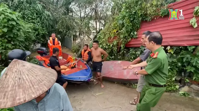Công an Hà Nội căng mình giúp dân trong lũ