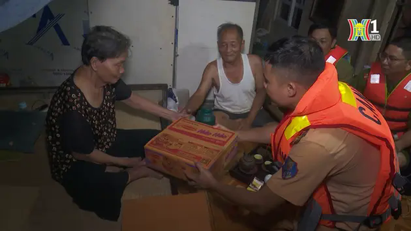 Công an Hà Nội lăn xả giúp dân trong mưa lũ