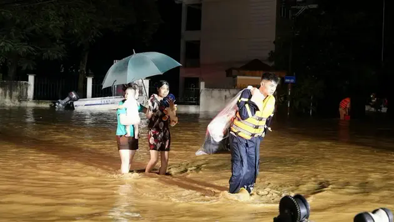 Hà Nội tiếp tục di chuyển người dân trong đêm