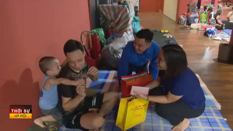 Hỗ trợ người dân đang sơ tán tránh lũ