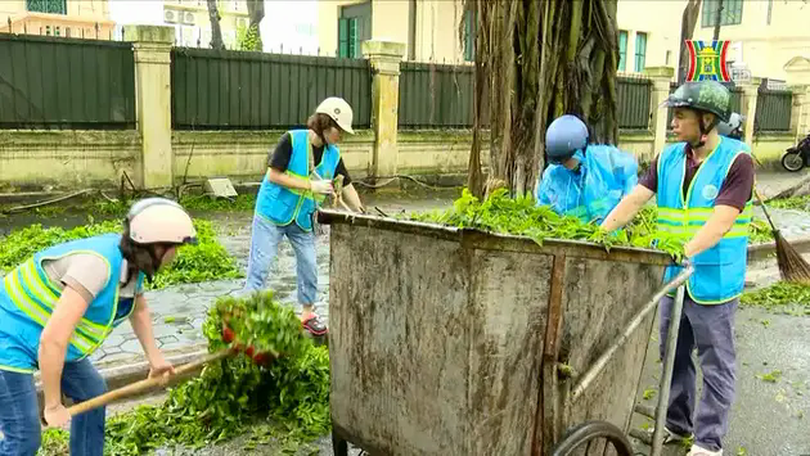 Quận Ba Đình khắc phục sự cố sau bão số 3