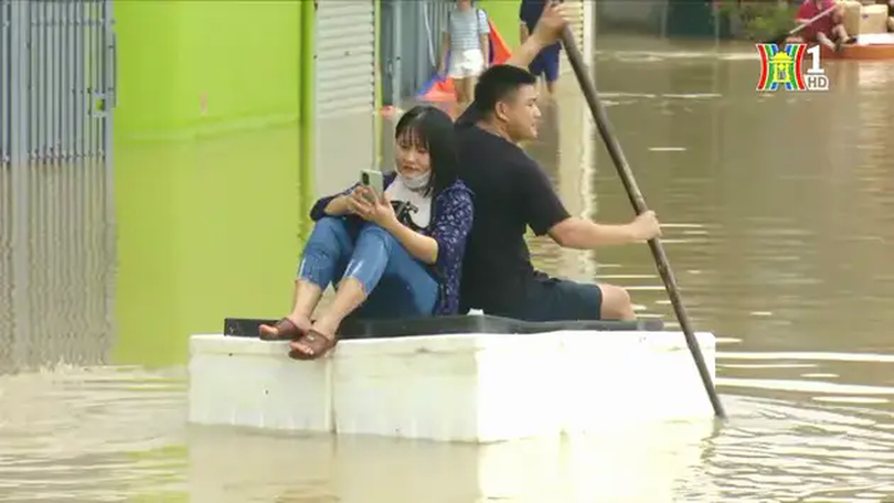 Long Biên: Dân sống chung với lũ