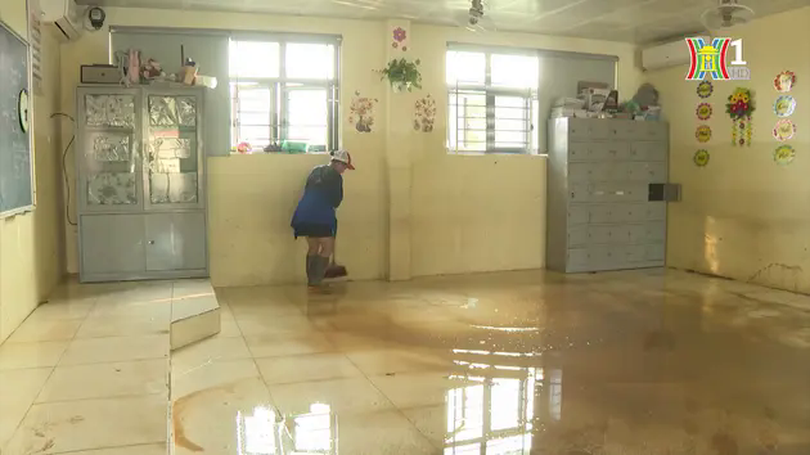 Khẩn trương vệ sinh trường học sau mưa lũ
