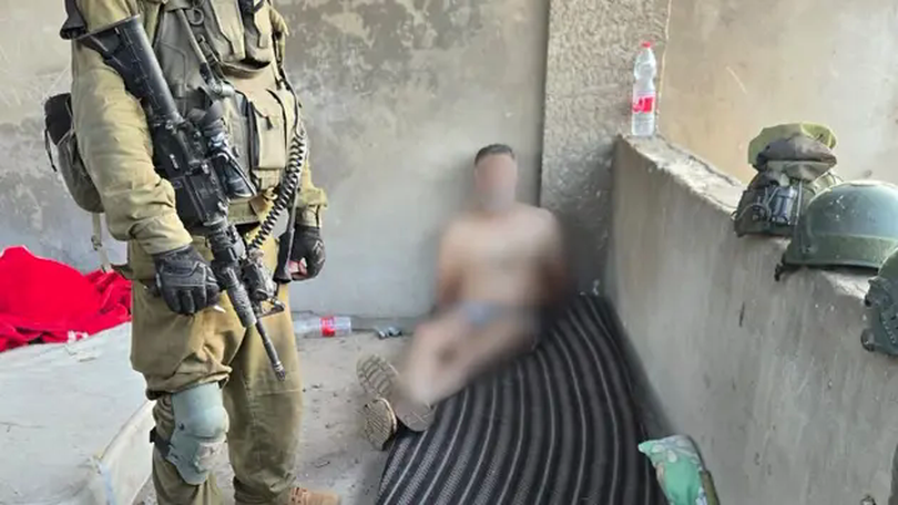 Cảnh Israel bắt giữ tay súng Hezbollah cố thủ trong đường hầm