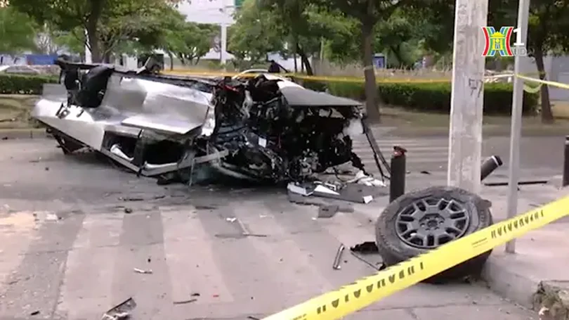 Tesla Cybertruck vỡ nát sau vụ tai nạn