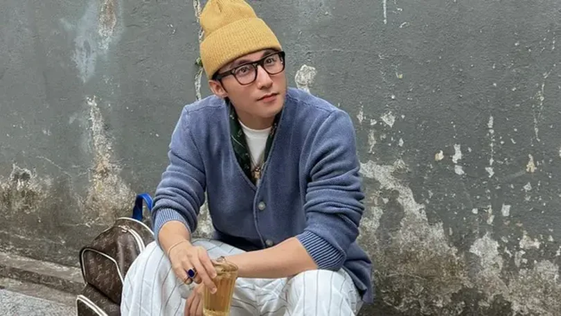 Sơn Tùng M-TP gây sốt khi uống trà đá vỉa hè