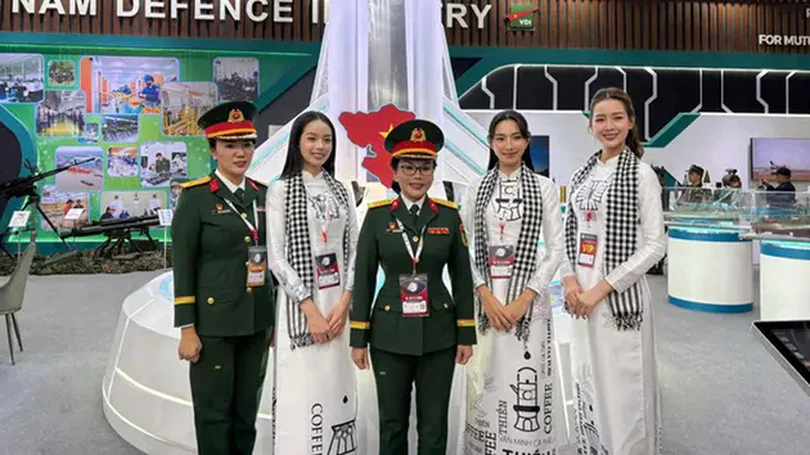 Dàn sao Việt có mặt tại Triển lãm Quốc phòng Quốc tế