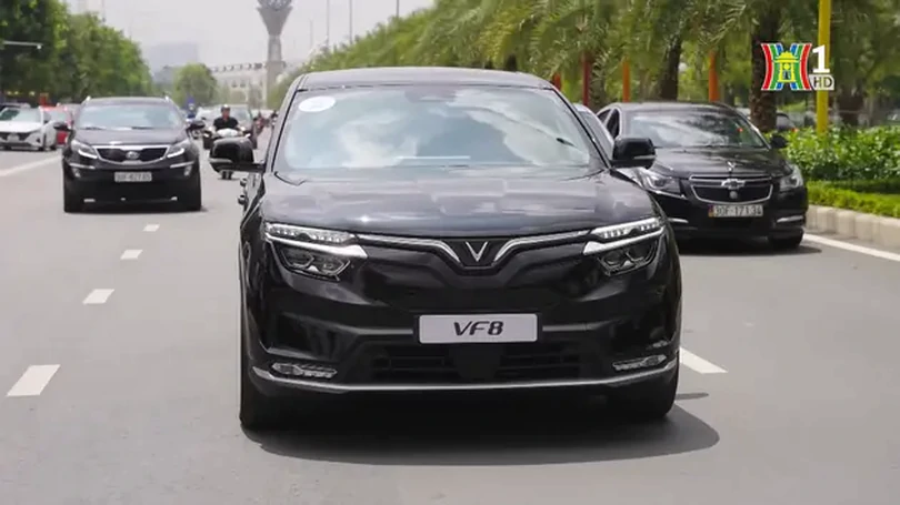 Vinfast VF 8 dừng chạy taxi Xanh SM Luxury