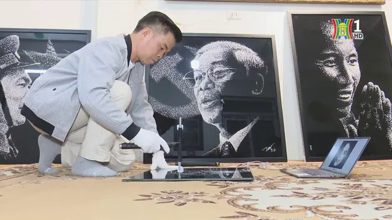 Họa sĩ đập kính thành tranh