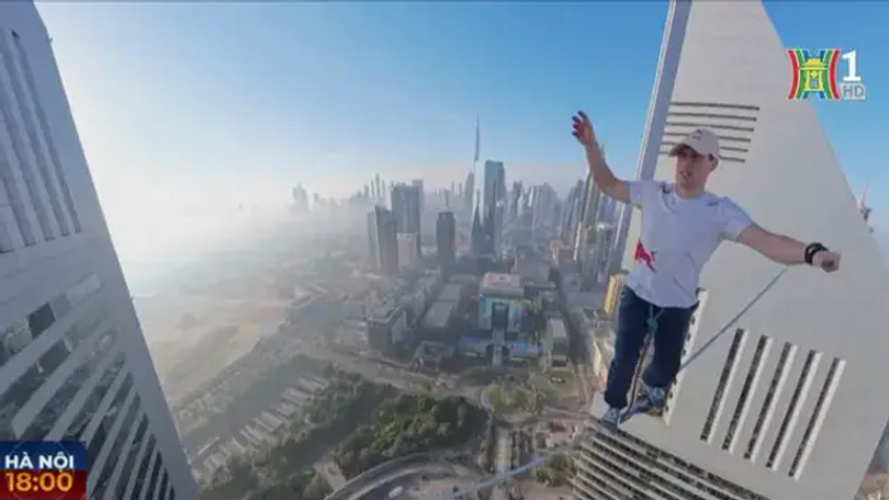 Người băng qua hai tòa tháp Dubai trên dây