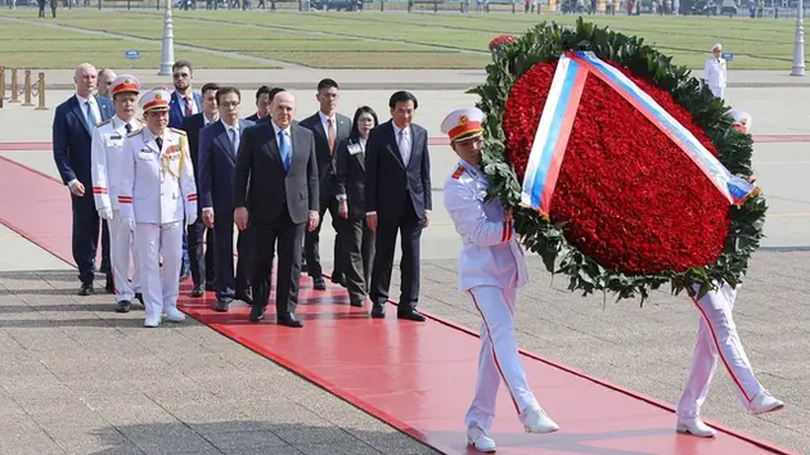 Thủ tướng Nga vào Lăng viếng Chủ tịch Hồ Chí Minh