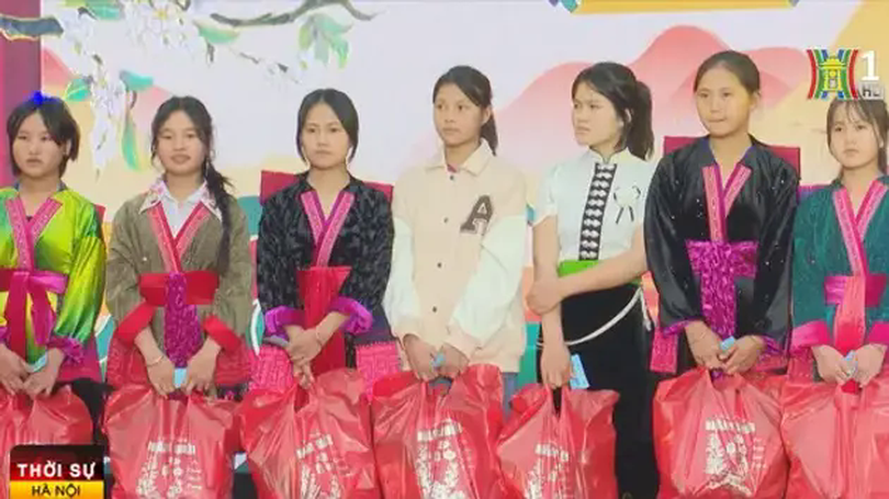 Trường học Hà Nội sẻ chia Tết với học sinh vùng cao