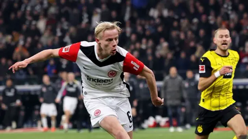 Frankfurt áp sát nhóm đầu Bundesliga