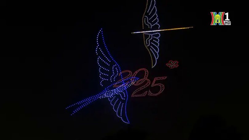 Màn trình diễn ấn tượng của 2025 drone light tại Hồ Tây