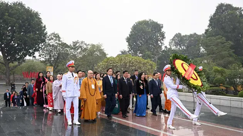 Đại biểu kiều bào viếng Chủ tịch Hồ Chí Minh