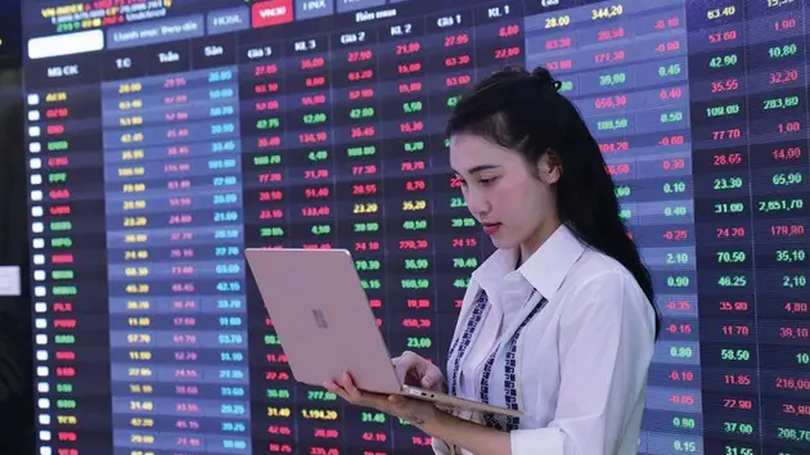 Thị trường chứng khoán diễn biến trái chiều