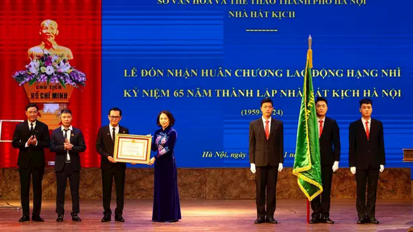 Nhà hát Kịch Hà Nội nhận Huân chương Lao động hạng Nhì