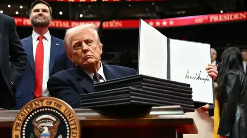 Tổng thống Donald Trump chấm dứt sắc lệnh xe điện