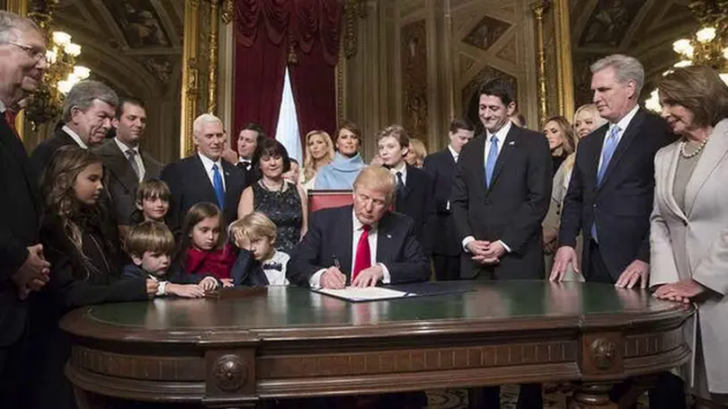 Ngày đầu bận rộn của Tổng thống Mỹ Donald Trump